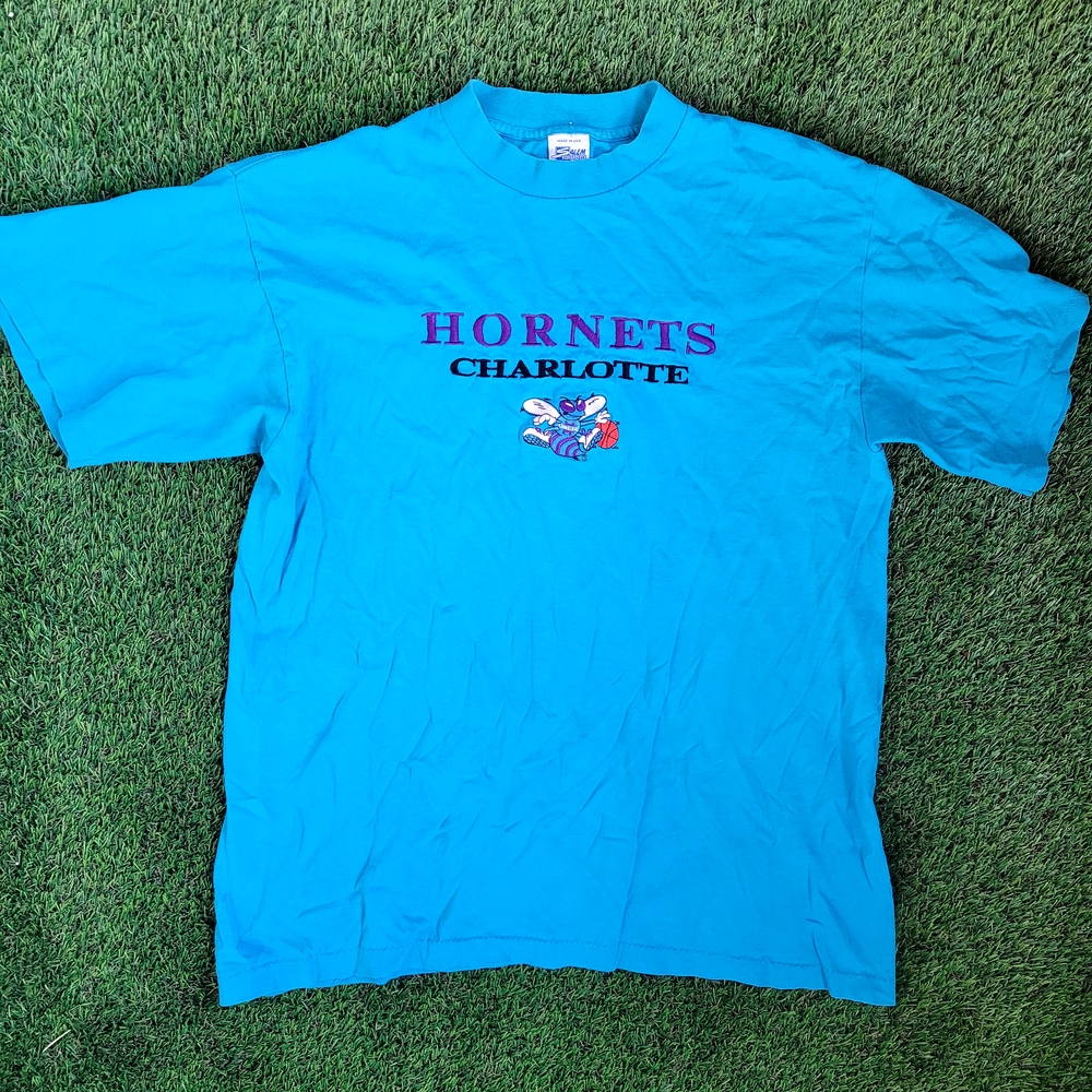 Charlotte Hornets Vintage Emroidered T-Shirt